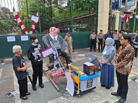 Koalisi Masyarakat Sipil Serahkan Tuntutan Tolak Gelar Pahlawan Soeharto ke Kemenbud