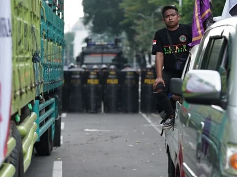 Polisi Bubarkan Massa Aksi ODOL yang Tuntut Payung Hukum bagi Sopir Truk