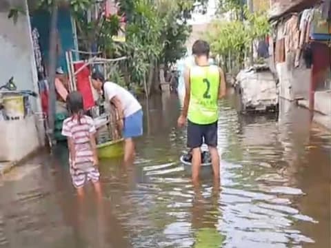 Warga Pantura Jawa Keluhkan Lambannya Pemerintah dalam Menangani Banjir Rob