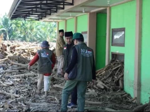 Banjir Parah Lumpuhkan Pesantren Ummul Ayman, Santri Dievakuasi dan Butuh Alat Berat
