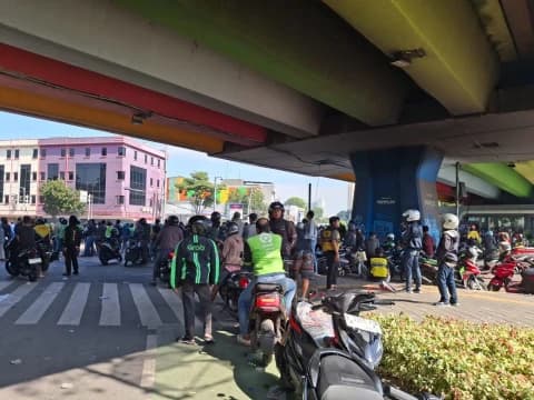 Kericuhan Berlanjut, Massa Ojol Kepung Pos Polisi Senen hingga Mako Brimob di Kwitang