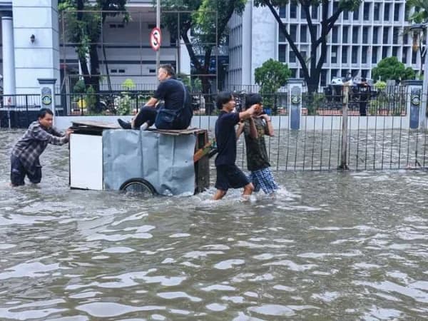 Hujan Deras di Jakarta Rendam 35 RT, Tinggi Air Hingga 60 Cm