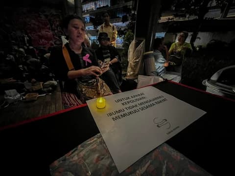 Aksi Damai Aliansi Ibu Indonesia Desak Aparat Bebaskan Demonstran yang Masih Ditahan