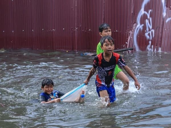 Update Banjir Jakarta: 1.349 Warga Terpaksa Mengungsi ke Tempat Aman