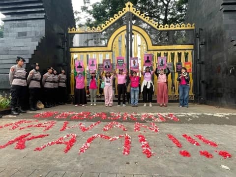 Aliansi Perempuan Indonesia Gelar Aksi Tabur Bunga di Polda Metro Jaya