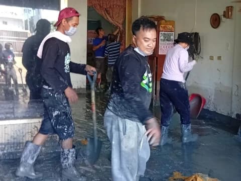 PCINU dan Banser Taiwan Gotong Royong Bersihkan Rumah Warga Terdampak Banjir di Hualien