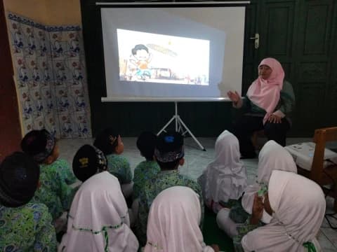 Fauziyah, Guru RA yang Ciptakan Inovasi Edu Game dan Edu Box Berbasis Aplikasi Pembelajaran
