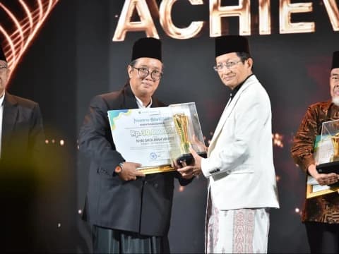 Nyai Solichah Wahid Raih Penghargaan Pesantren Award 2025