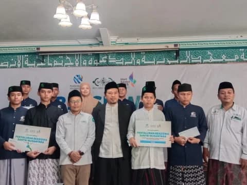 Hari Santri 2025, NU Care-LAZISNU Salurkan Beasiswa untuk Santri Yatim Penghafal Al-Qur’an
