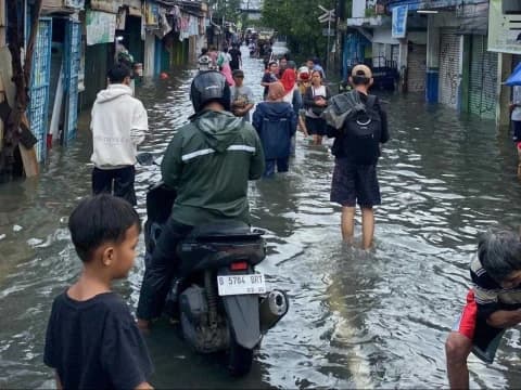 Ganggu Aktifitas, Pekerja di Jakarta Harus Rela Terobos Empat Titik Banjir