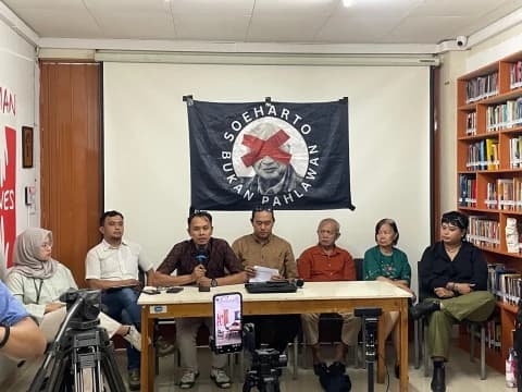 Suara Korban Pelanggaran HAM Orde Baru: Tolak Gelar Pahlawan untuk Soeharto