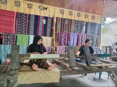 Kain Tenun, Tradisi Sasak, dan Toleransi yang Terus Hidup di Lombok