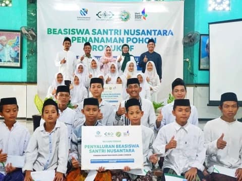 NU Care-LAZISNU Salurkan Beasiswa untuk 160 Santri Yatim dan Berprestasi Pesantren Kebon Jambu Cirebon