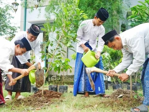 Penanaman Pohon Produktif, NU Care-LAZISNU Dorong Pesantren Peduli Lingkungan