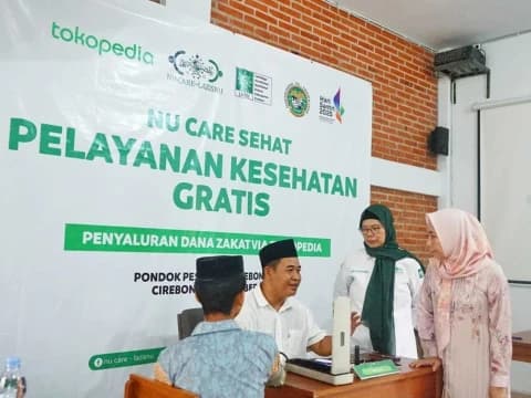 NU Care-LAZISNU Skrining Kesehatan dan Bagikan Obat-Vitamin untuk Santri-Guru Pesantren