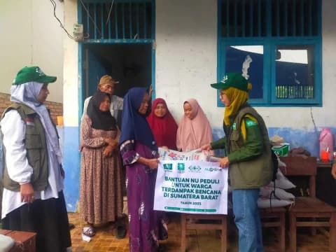 NU Peduli Salurkan Beras untuk Warga Terdampak Banjir dan Tanah Longsor di Pasaman Barat