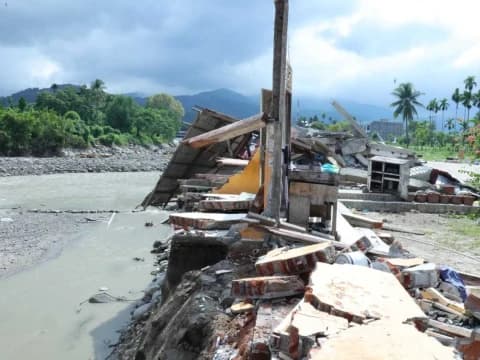 Bangunan Asrama Pesantren Najmul Hidayah Aceh Hanyut Terseret Banjir Bandang dan Longsor
