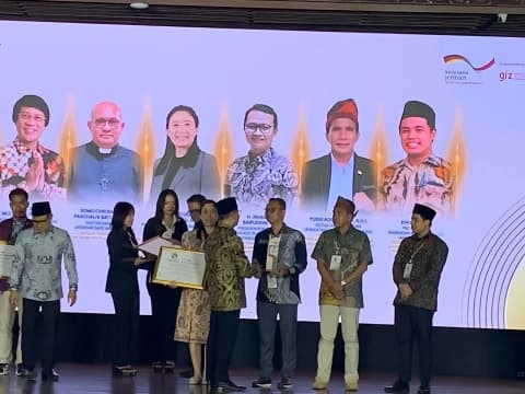 Presiden Sarbumusi Terima Penghargaan sebagai Tokoh Pelopor Pelindungan Migran dan Pekerja Rentan