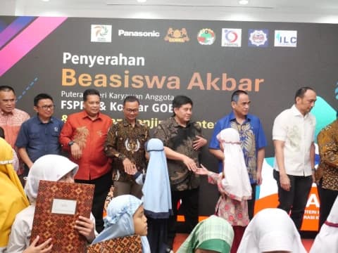 Tingkatkan SDM, FSPPG Sarbumusi Serahkan Beasiswa untuk Anak Anggota