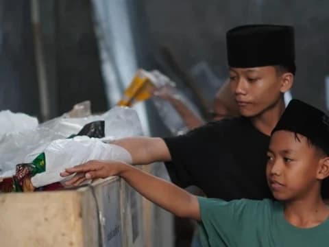 Kaleidoskop 2025: Pengolahan Sampah dan Gerakan Pesantren Hijau di Sejumlah Daerah