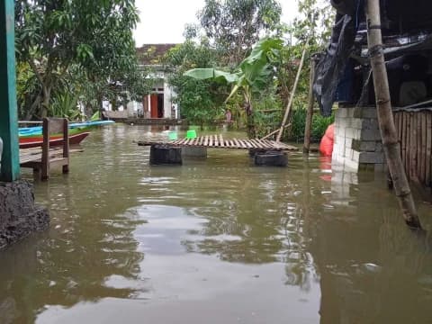 Dampak Banjir di Pati: Akses Jalan Putus, Warga Kekurangan Makanan