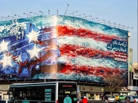 Iran Beri Peringatan kepada AS lewat Mural Raksasa di Lapangan Enqelab