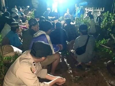 Jenazah Santri Pesantren Al-Khoziny Dimakamkan di Bangkalan