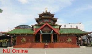Chinese Muslims perform Idul Fitri prayer at Cheng Hoo Mosque