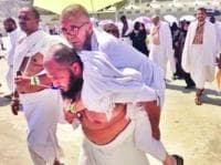 Gendong Pak Tua, Jamaah Haji Mesir Jadi Pahlawan Twitter