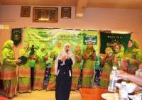 Status Fesbuk Muslimat NU Malaysia Antar Imigran Indonesia Masuk Islam