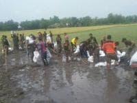 Sebabkan Sawah Banjir, Banser Turun Tangan Atasi Tanggul Jebol