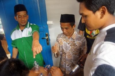 Kepala Kampung Lebak Paniangan Izinkan GP Ansor Buka Praktik Bekam di Kantor Desa