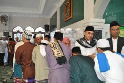 Hukum Jabat Tangan Usai Shalat