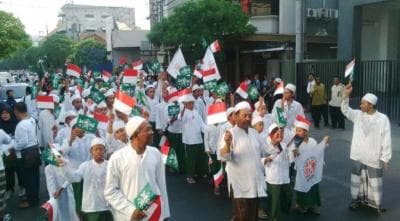 Hukum Berdiri Sambut Kedatangan Tamu