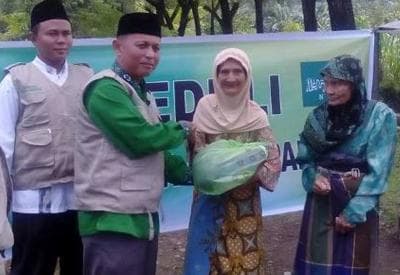 PCNU Padang Serahkan Paket pada Korban Banjir