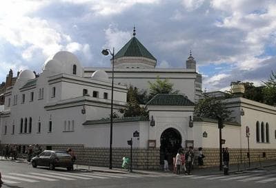 Prancis Tutup 20 Masjid Kelompok Radikal Sejak Desember