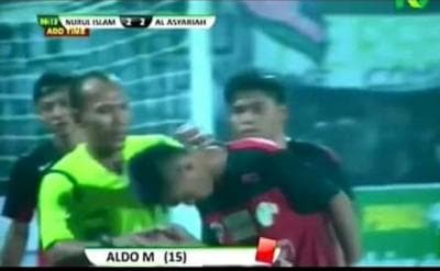 Diusir Wasit, Bukannya Marah Malah Cium Tangan