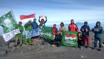 Bendera Indonesia dan NU Berkibar di Puncak Semeru