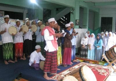 Hukum Berdiri saat Mahallul Qiyam di Tengah Peringatan Maulid