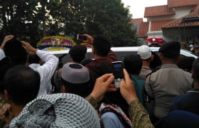 Ribuan Orang Sambut KH Hasyim Muzadi di Al-Hikam Depok