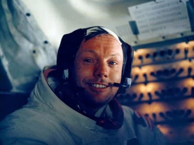 Benarkah Neil Armstrong Dengar Adzan di Bulan dan Masuk Islam?