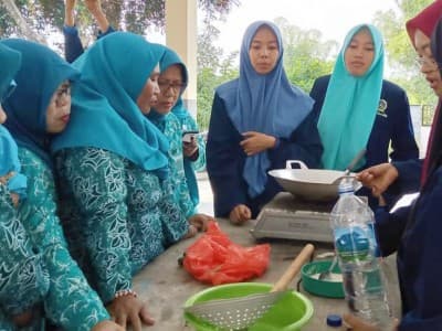 Mahasiswa Unwaha Jombang Latih Ibu-ibu Berwirausaha