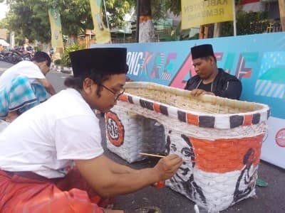 Meriahkan Hari Jadi Rembang, Puluhan Santri Lukis Keranjang Belanja