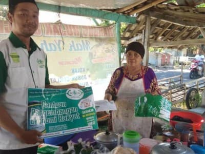 Kembangkan Ekonomi Rakyat, LAZISNU Bantu Tukang Rujak di Kendal