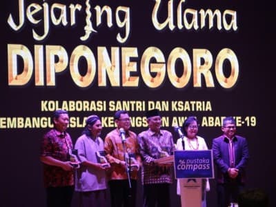 Zainul Milal Bizawie Luncurkan Buku Jejaring Ulama Diponegoro