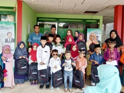 Peduli Anak Yatim, BMT Sejahtera Jepara Bagikan Bingkisan   