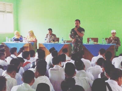 Pelajar Selain Pintar, Harus Berakhlak