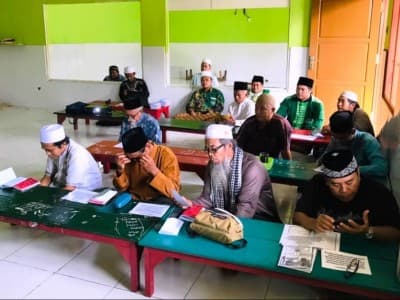 Dua Kakek di Mimika Ini Masih Semangat Belajar Membaca Al-Qur’an