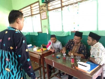 Di Jombang, Guru MI Sulap Botol Bekas Jadi Media Belajar Kreatif di Sekolah