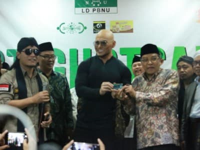 Deddy Corbuzier Terima Kartu Anggota NU dari Kiai Said